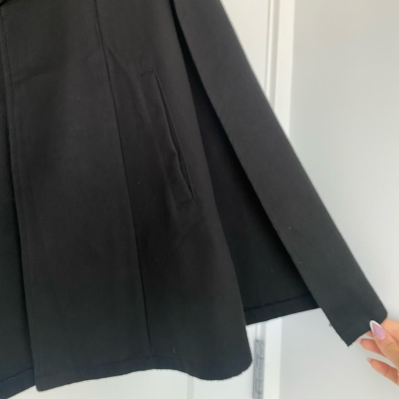 Black/Green Shein Cape with Pockets - Picture 2 of 4